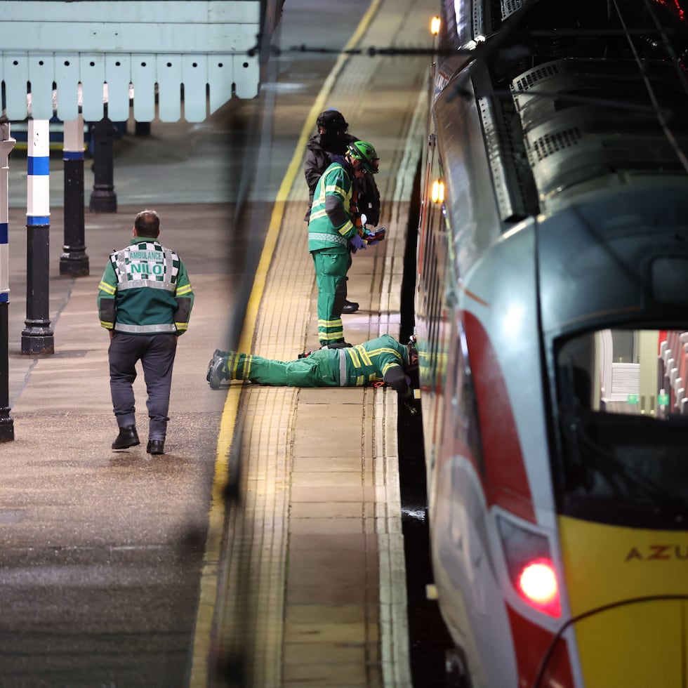 Personal de emergencias inspecciona un tren en la estación de Huntingdon, Inglaterra, en Cambridgeshire después de que varias personas fueran apuñaladas el sábado 1 de noviembre de 2025.