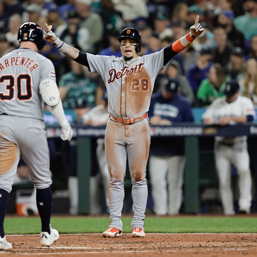 Javier Báez celebra el jonrón de Kerry Carpenter en la extra entrada contra los Mariners en un quinto juego de serie divisional que se fue a 15 entradas.