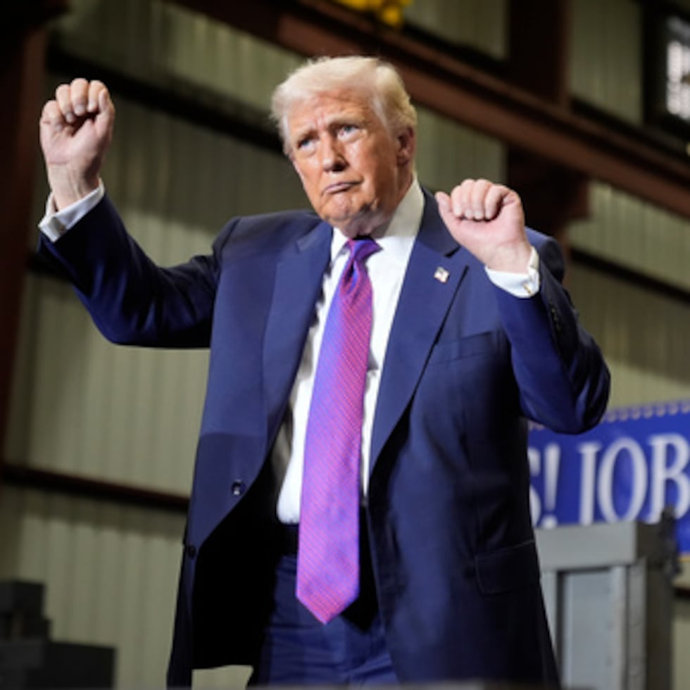El presidente Donald Trump baila después de hablar en un mitin en Coosa Steel Corporation en Rome, Georgia, en febrero, cuando destacó que surgirían más empleos.