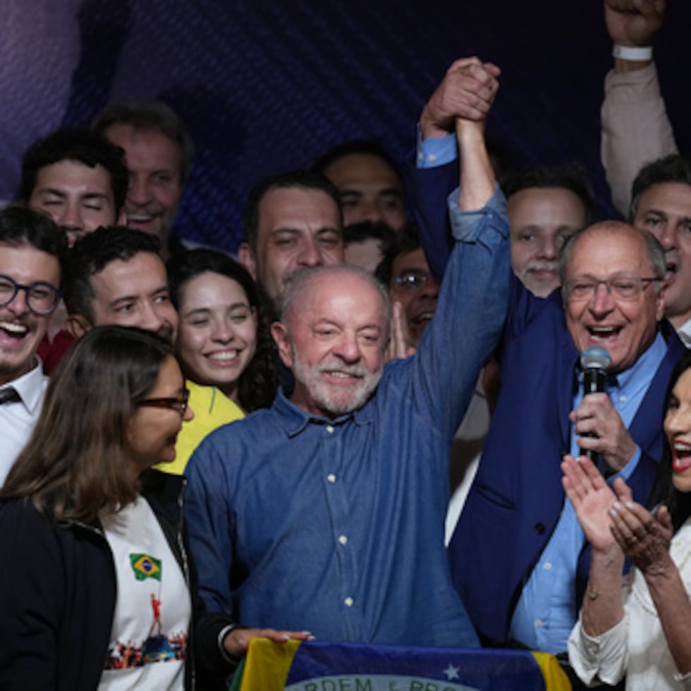 El presidente Luiz Inácio Lula da Silva celebra junto a su compañero de candidatura, Geraldo Alckmin, tras ganar un cuarto mandato en la segunda vuelta de las elecciones presidenciales celebradas en Brasil el domingo 25 de octubre de 2026. (Foto AP/Andre Penner)