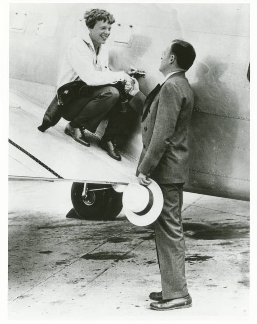 Amelia Earhart en el ala de su avión, de la mano de su marido, George Palmer Putnam, antes de despegar hacia Puerto Rico desde Miami, alrededor del 1 de junio de 1937.