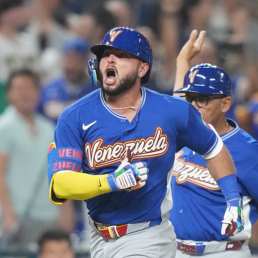 Wilyer Abreu celebra luego de conectar un cuadrangular ante Japón en los cuartos de final del Clásico Mundial de Béisbol.