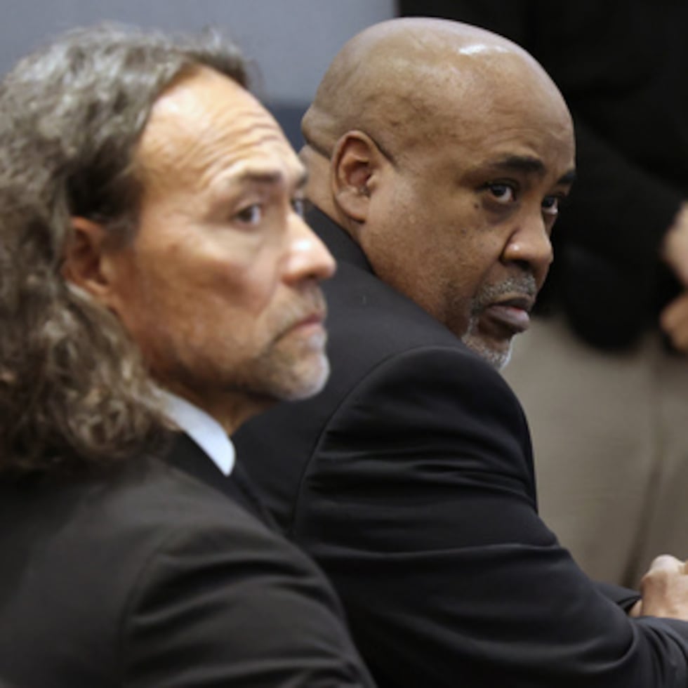 Duane Davis, a la derecha, y su abogado, Michael Sanft, sentados en la sala del tribunal después de que un jurado declarara a Davis culpable de asesinato en primer grado en el juicio relacionado con el homicidio del rapero Tupac Shakur, ocurrido en 1996, en el Centro Regional de Justicia del Tribunal de Distrito del Condado de Clark, el lunes 31 de agosto de 2026, en Las Vegas.