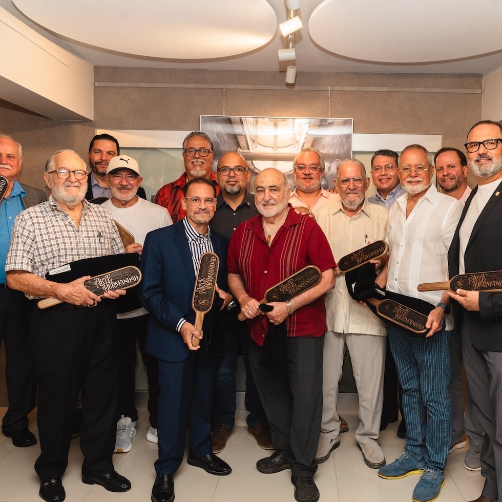 De izquierda a derecha: Paul Vivoni Alcaraz, Pedro Muñoz Marín, Luis Fernando Toledo Bayouth, presidente de la Junta de Directores de TUCOOP; Carlos Mercado, Edgard Rodríguez Luiggi, José Iván García Berríos, Antonio Bonilla, Jaime Suárez, Gerardo Bosques Hernández, Robert Luis Tort Solá, Enrique “Kikito” Fuentes Mattei, Rafael Trelles, Pedro Bibiloni, José “Joey” Santiago Macaya y Justo Rodríguez.
