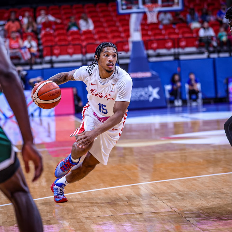Zakai Zeigler ataca el canasto durante el partido ante Jamaica en el Coliseo Roberto Clemente.