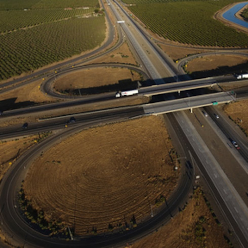 ARCHIVO - Camiones de carga viajan hacia el norte en la autopista Interestatal 5, 3 de septiembre de 2025, en Tracy, California (AP Photo/Godofredo A. Vásquez, File)