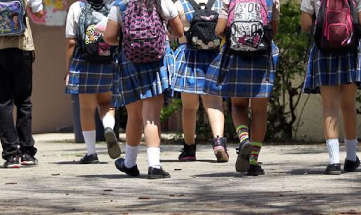 Tiendas de uniformes escolares luchan por sobrevivir ante múltiples desafíos