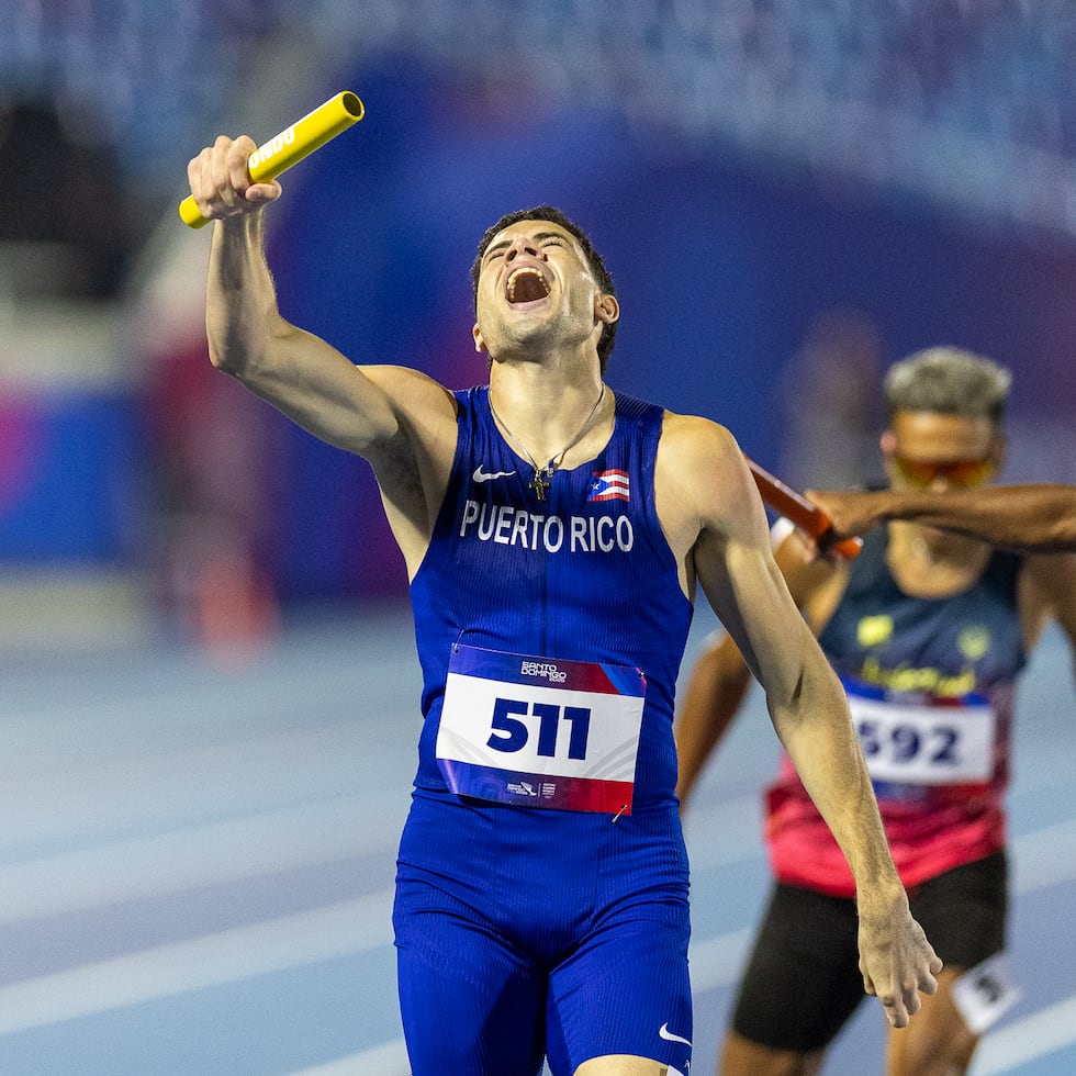 Jarell Cruz (511) llega a la meta para darle a Puerto Rico la medalla de oro en el relevo 4x400 masculino de los Juegos Centroamericanos y del Caribe 2026.