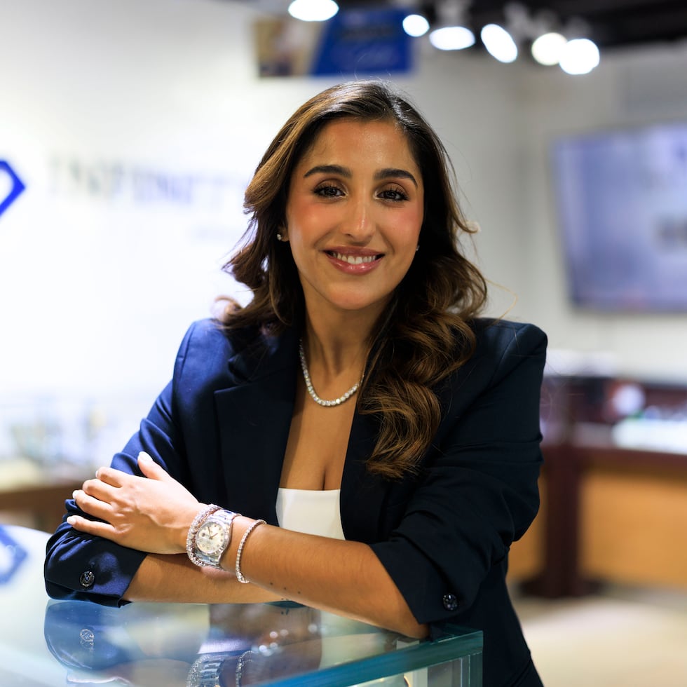 Julio 23 del 2026 San Juan, PR. Entrevista con Khush Khemlani sobre la continuación del legado joyero de su familia, luego de certificarse como gemóloga. Su familia es dueña de Infinity Jewelry, con presencia en Puerto Rico, Bahamas, Tortola y Alaska.
####
FOTO POR: xavier.araujo@gfrmedia.com
Xavier Araújo / GFR Media / Araujo