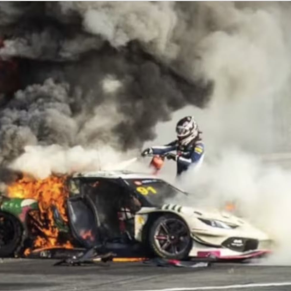 Loek Hartog salvando a Ollie Millroy en el China GT.