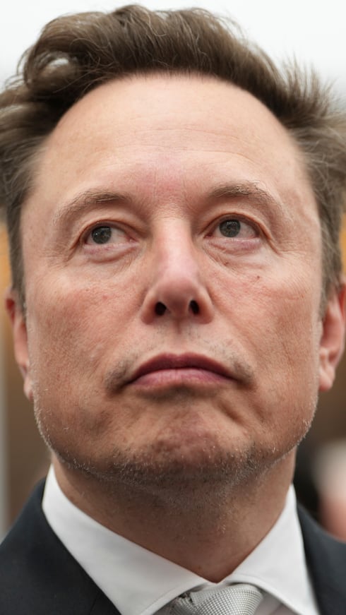 Elon Musk, CEO de Tesla, encabeza la lista de las personas más ricas del mundo, con una fortuna de $923,400 millones. Su patrimonio aumentó tras la salida a bolsa de SpaceX, empresa en la que posee el 38% de las acciones y que, junto con Tesla y sus otras compañías, constituye la base de su riqueza.