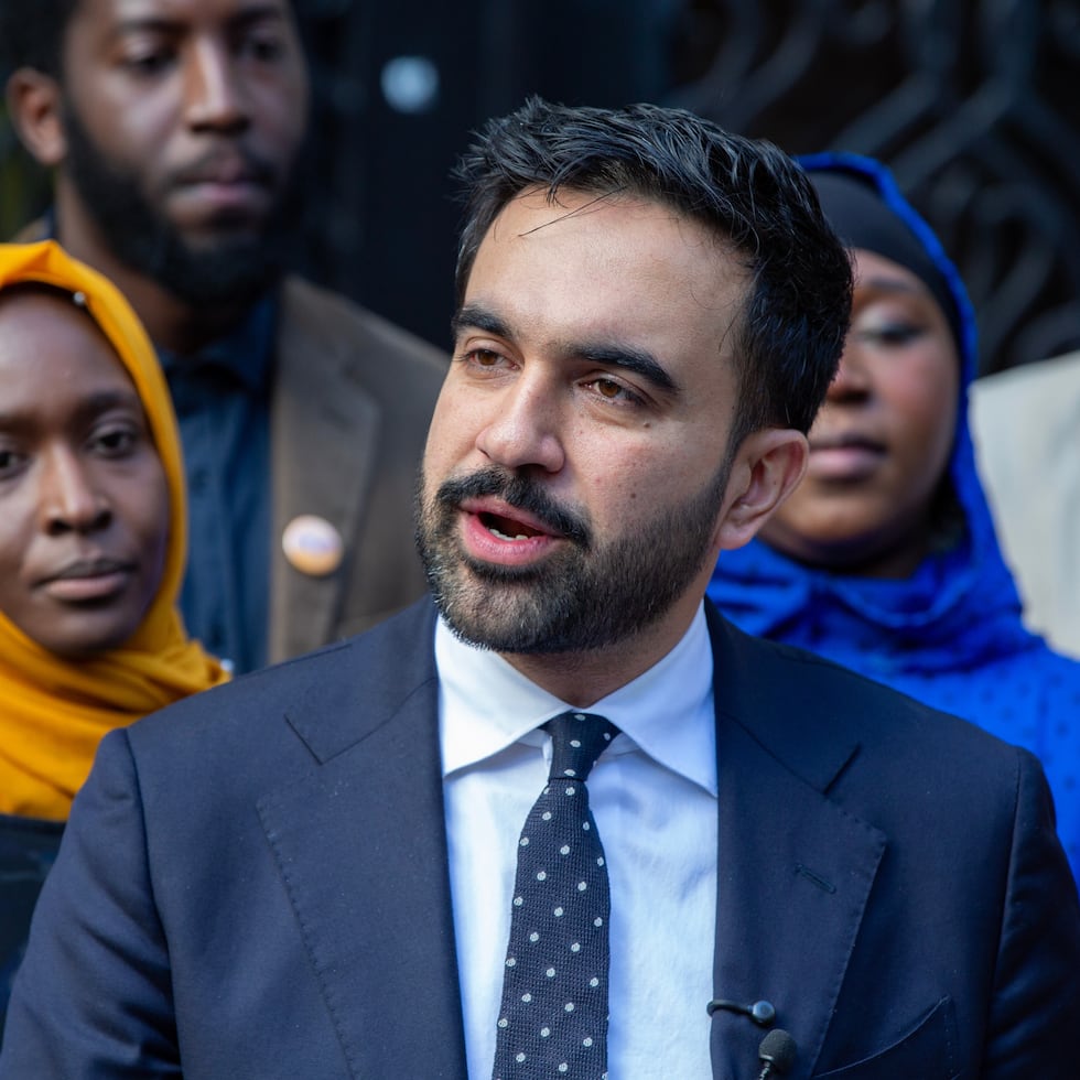 Según los sondeos más recientes, Mamdani sigue liderando la intención del voto con un 46.1 % y aventaja en 14.1 puntos a Cuomo, con una intención de voto del 31.8 %. Sliwa se queda con el 16.3 %.