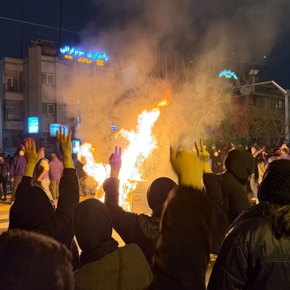 ARCHIVO - En esta foto obtenida por The Associated Press, iraníes asisten a una protesta antigubernamental en Teherán, Irán, el 9 de enero de 2026. (UGC vía AP, Archivo)