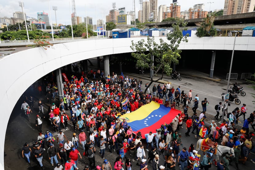 Personas marchan en una manifestación cívico-militar organizada por el gobierno en Caracas, Venezuela, el martes 25 de noviembre de 2025. (Foto AP/Cristian Hernández)