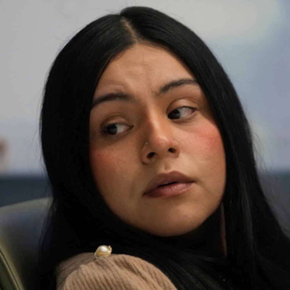Marimar Martínez, una mujer a la que disparó un agente de la Patrulla Fronteriza el año pasado, sentada con sus abogados durante una rueda de prensa el miércoles 11 de febrero de 2026, en Chicago.