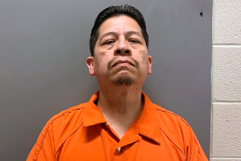 ARCHIVO - Esta imagen de arresto, proporcionada por la Oficina del Sheriff del Condado de Uvalde, Texas, muestra a Adrian Gonzales, expolicía escolar de Uvalde, Texas. (Oficina del Sheriff del Condado de Uvalde vía AP, Archivo)