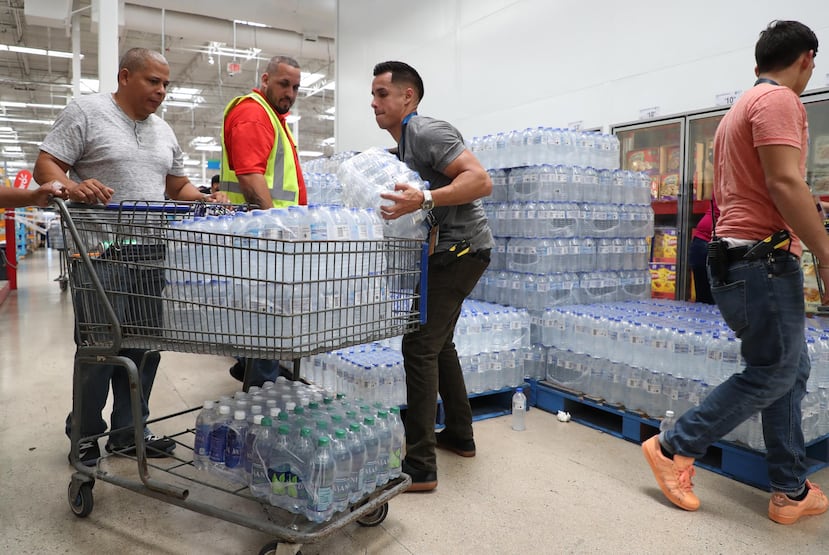 El agua embotellada fue el artículo más requerido ayer en las megatiendas visitadas ayer por este diario. Los consumidores además adquirieron alimentos no perecederos y enlatados.