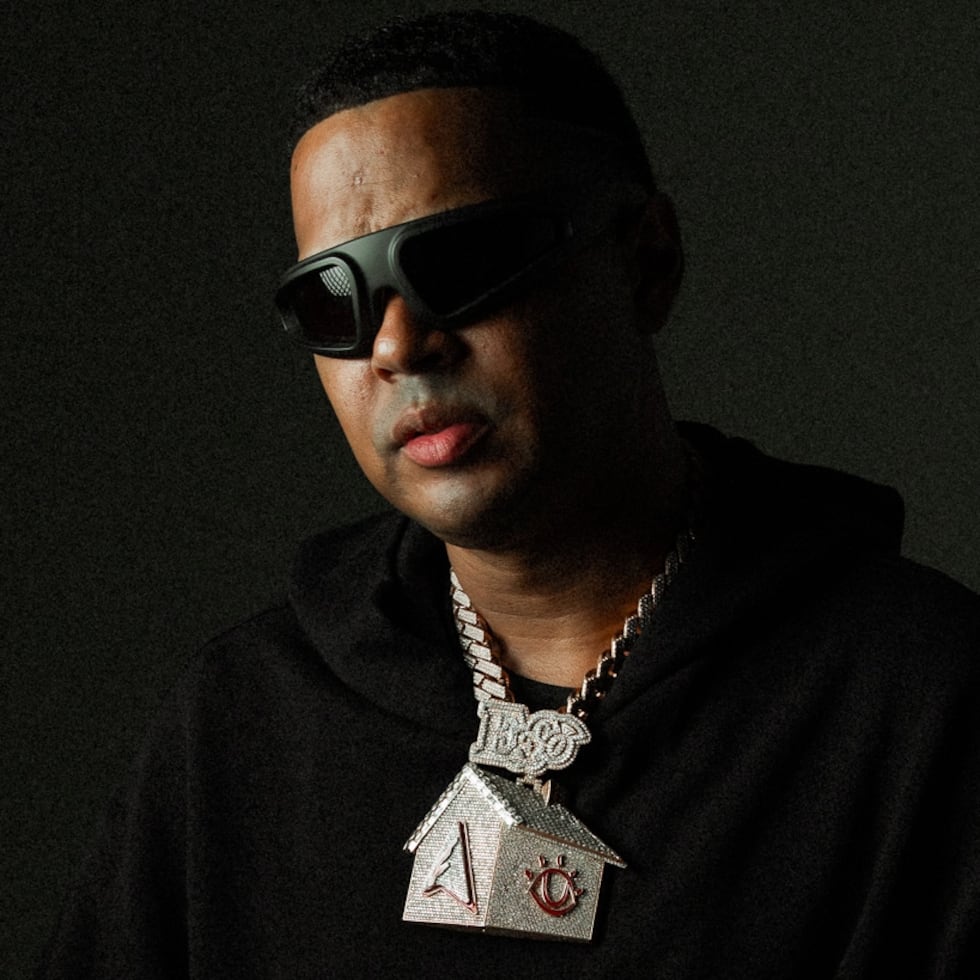 Esmerlin Santiago Matías García, mejor conocido por su nombre artístico "Alofoke", es un empresario, personalidad de radio, "streamer" y productor discográfico dominicano.