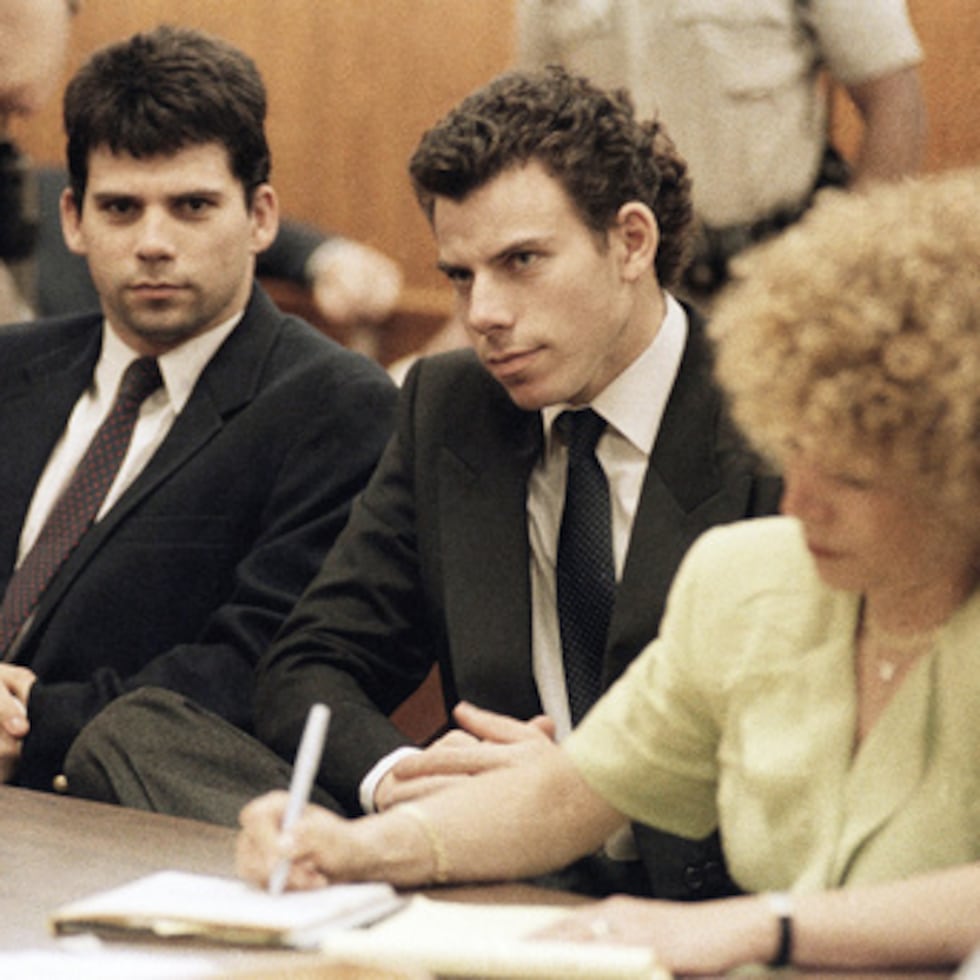 Lyle, a la izquierda, y Erik Galen Menéndez sentados en una sala del tribunal de Beverly Hills, California, el 14 de mayo de 1990.