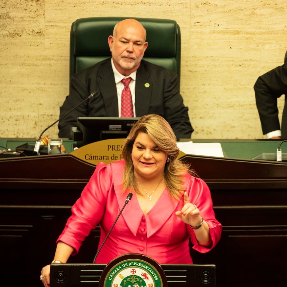 La gobernadora Jenniffer Gonzalez (centro) y el presidente del Senado, Thomas Rivera Schatz (derecha), recrudecieron sus enfrentamientos públicos la semana pasada. A su izquierda, el presidente de la Cámara de Representantes, Carlos “Johnny” Méndez.