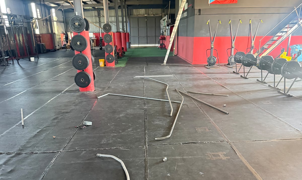Dueño de gimnasio en Mayagüez denuncia tardanza policial tras escalamiento con daños de hasta $30,000
