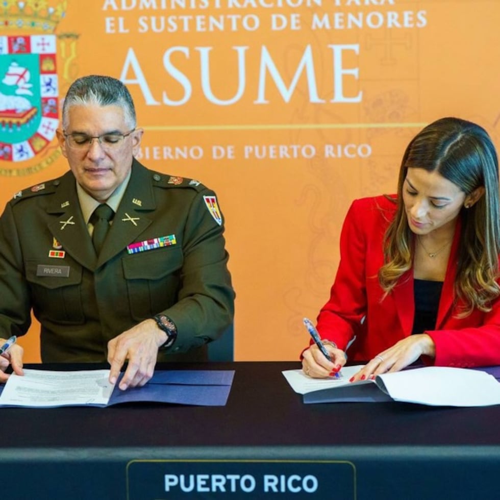 el ayudante general de Puerto Rico, el coronel Carlos J. Rivera Román, junto a la administradora de Asume, María del Mar Mateu Meléndez.