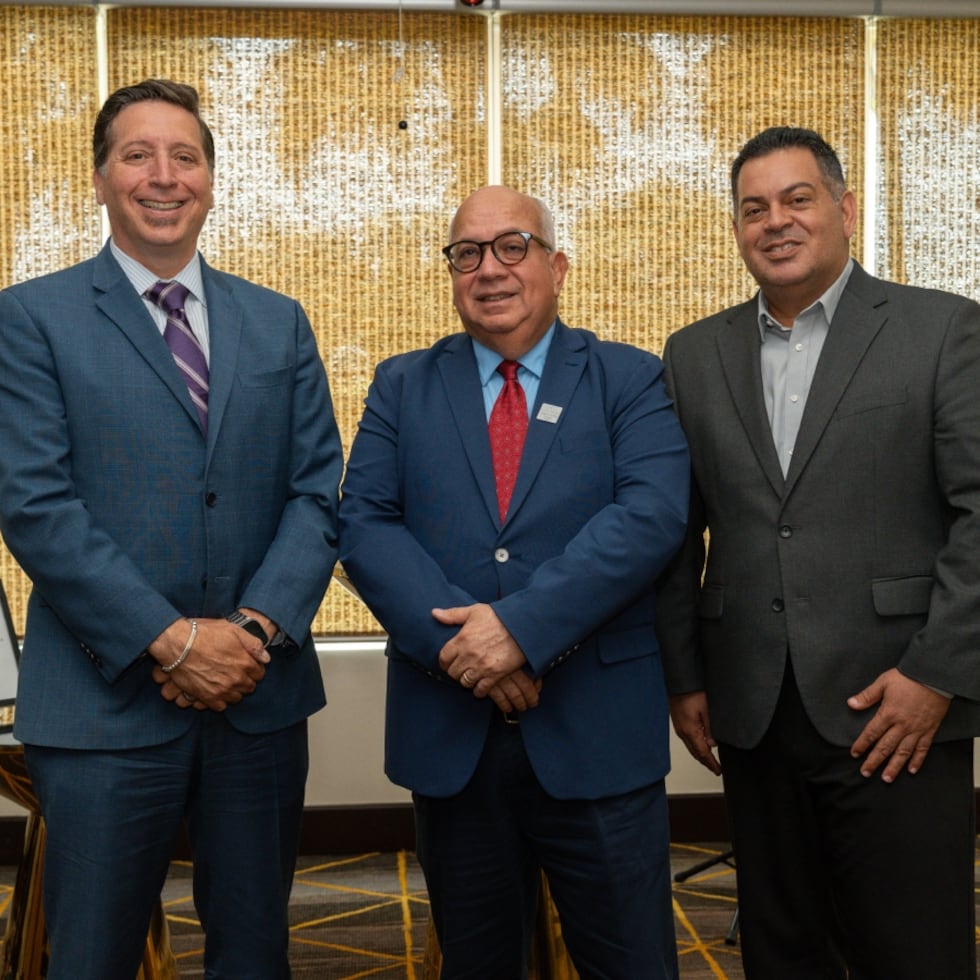 De izquierda a derecha, Jorge Pérez, CEO de Discover Puerto Rico; Miguel Vega, empresario; y Jorge Ramos, alcalde de Mayagüez.