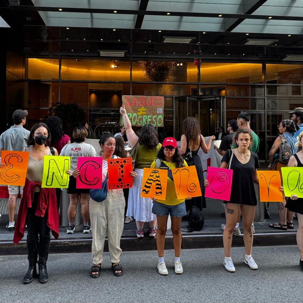 La manifestación tuvo lugar el martes frente al hotel Mandarin Oriental de Nueva York, una de las hospederías que puede ser parte del proyecto hotelero y de viviendas.