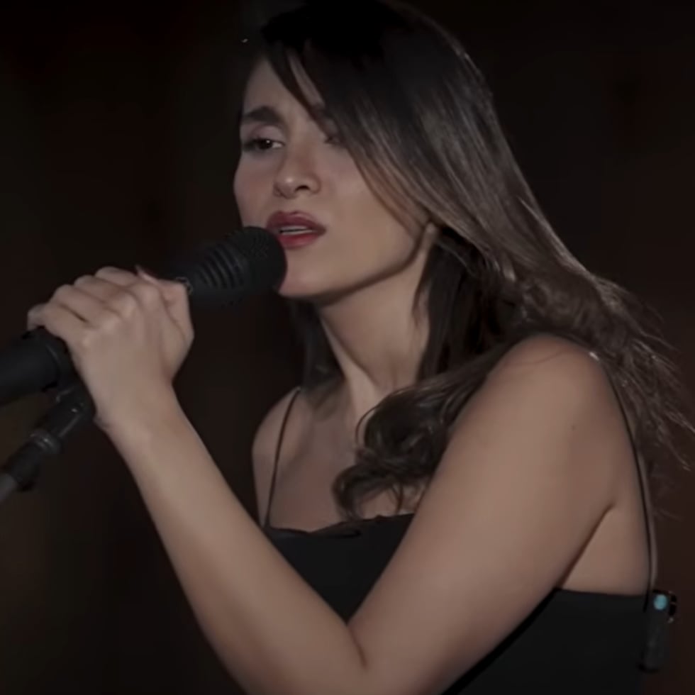 Parastoo Ahmadi fue acusada por las autoridades iraníes por no llevar el velo durante el concierto.