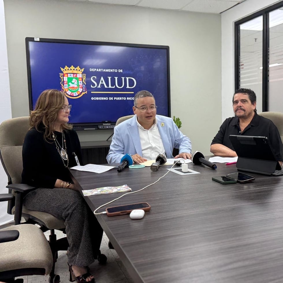 El secretario del Departemento de Saud, Víctor Ramos, junto a Wanda Rodríguez, secretaria auxiliar para la regulación para la salud publica, y Andrés Ojeda, director de la división de las instituciones de salud, estos últimos dos participaron de la inspección al Hope Medical Center.