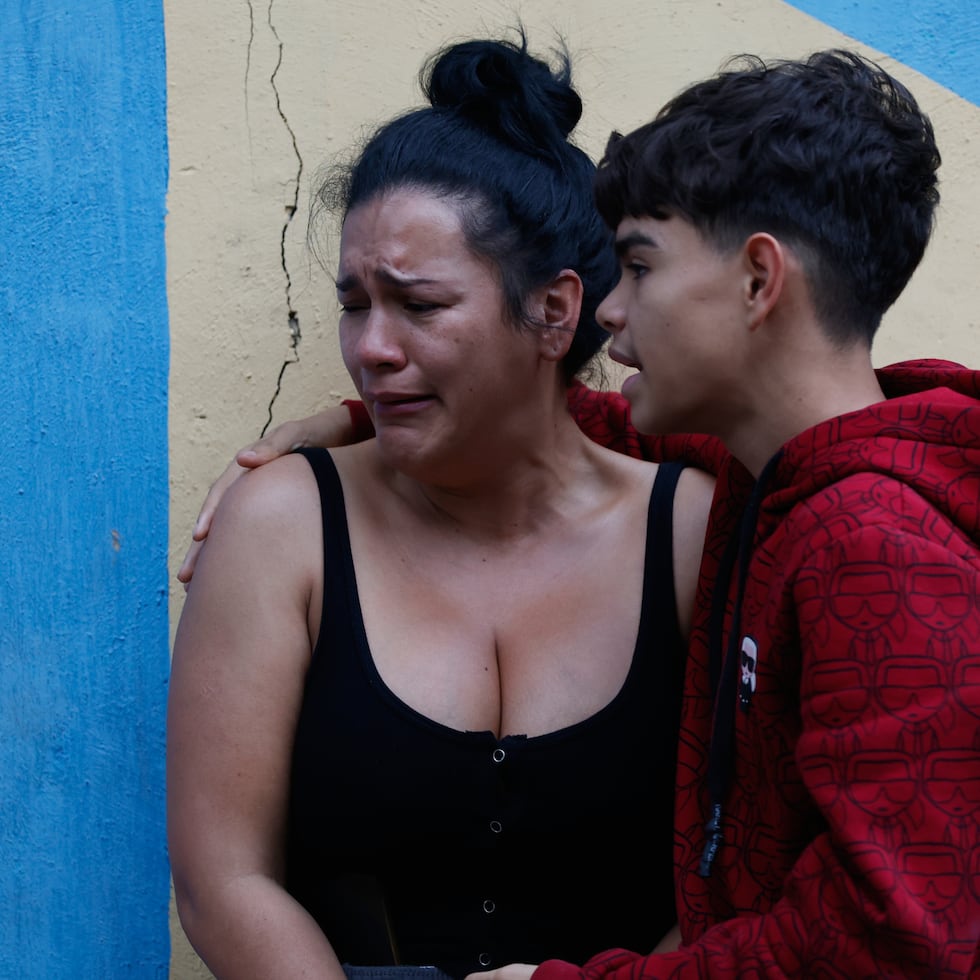 Un niño consuela a su madre después de un terremoto en Caracas.