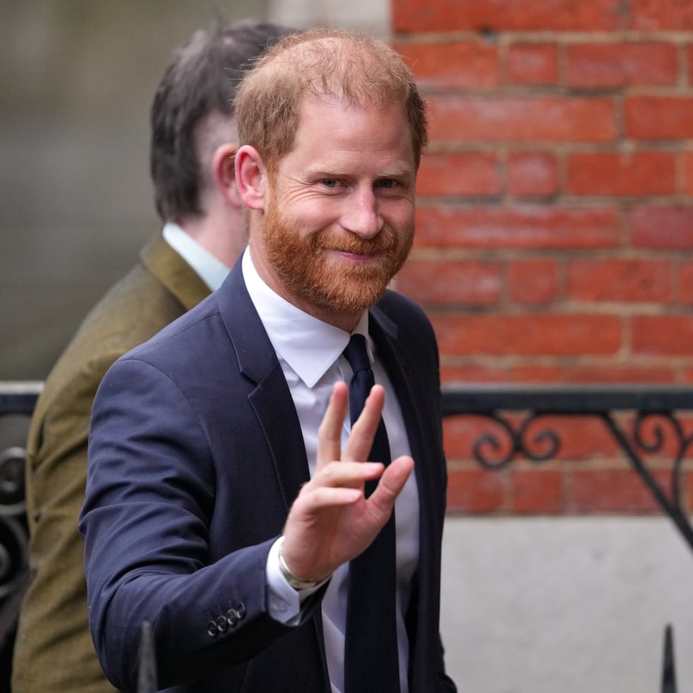 El príncipe Harry de Gran Bretaña llega al Tribunal Superior de Londres para liderar un grupo, que incluye a Elton John y Elizabeth Hurley, acusando al editor del Daily Mail de invasión de la privacidad a través de tácticas ilegales en un juicio que es parte de un escándalo más amplio de piratería telefónica en Londres.