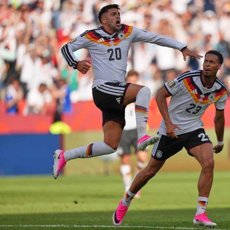 Nadiem Amiri, de Alemania, salta junto a su compañero Deniz Undav, luego de anotar ante Costa de Marfil.
