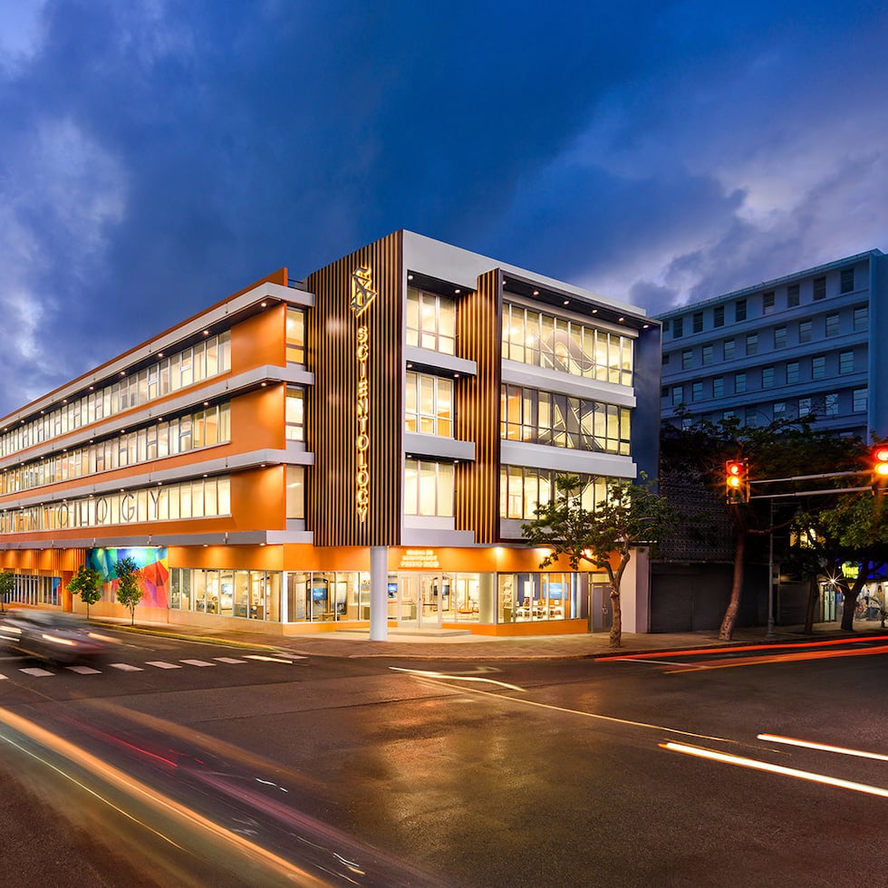 El edificio, de 64,000 pies cuadrados, ha sido grabado y comentado por decenas de personas en redes sociales, que cuestionan la presencia de la controvertida denominación en suelo puertorriqueño.