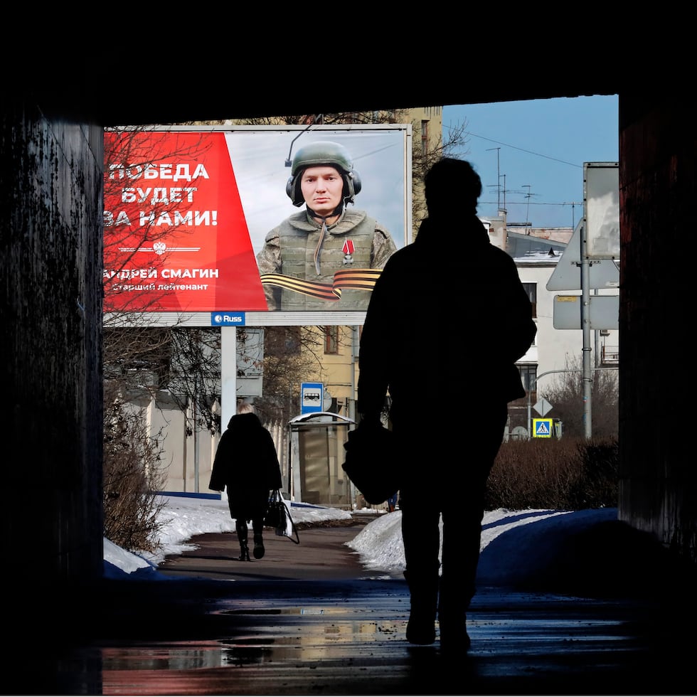 Un cartel que representa a un soldado con el lema 'La victoria será nuestra' en San Petersburgo, Rusia.