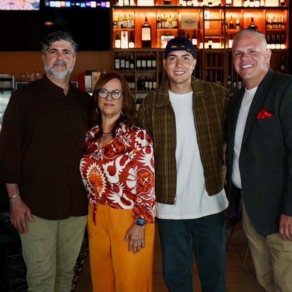 Los jueces de "Puerto Rico Sabor a Navidad" de TeleOnce, el chef Ventura Vivoni, Cielito Rosado y Borilicious junto al animador del "reality show", Gary Rodríguez.