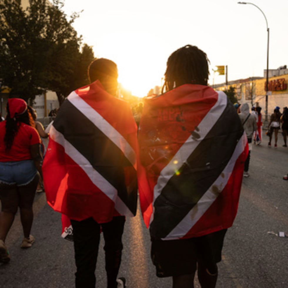 ARCHIVO - Se ve a personas con la bandera de Trinidad y Tobago durante la celebración del J'ouvert, el 4 de septiembre de 2023, en el distrito de Brooklyn, en Nueva York. (Foto AP/Yuki Iwamura, archivo)