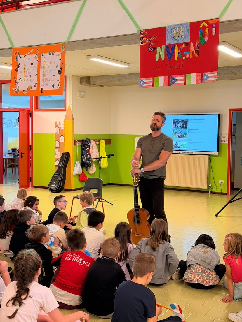 Hermes Croatto visitó la escuela elemental del pueblo en Attimis.