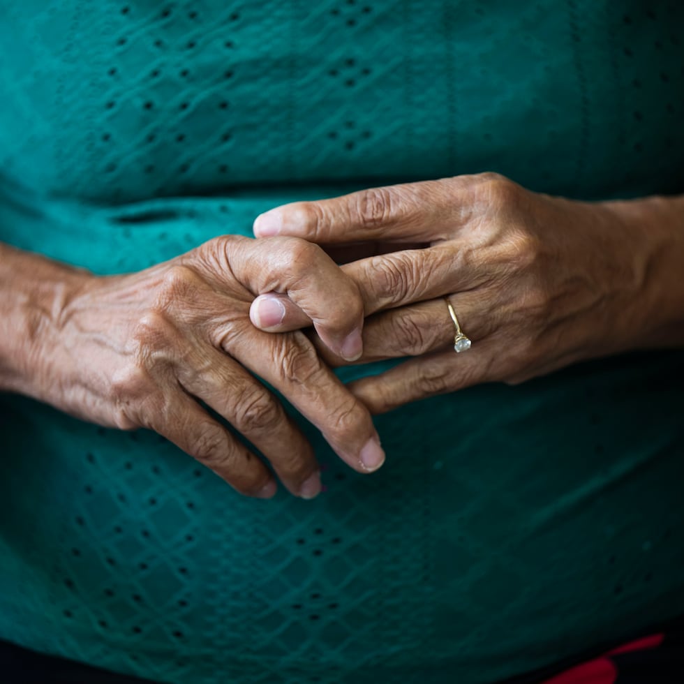 3 de abril de 2025. Juncos, PR. PH/TUS NOTICIAS. Entrevista con Emérida Rolón, hija que dejó de trabajar para cuidar a su mamá, Emérida Pagán, paciente de Parkinson’s de 72 años de edad, llevada a cabo en su residencia de Juncos. En la foto Emérida Pagán. FOTO POR: Carlos Giusti/GFR Media
Cuidadores, Parkinson’s, Emérida Rolón, Emérida Pagán