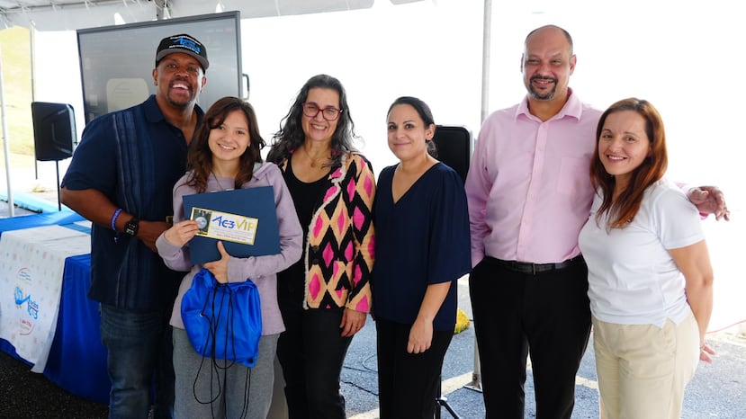 Samira Lian, estudiante de octavo grado (segunda, de izquierda a derecha) y participante de las actividades de AC3, recibió un pase gratuito (“lifetime pass”) para visitar el centro. Le acompañan los investigadores líderes Jason Williams, Patricia Ordoñez y José Agosto, junto a Yadira Ortiz y Yasmin Santiago.