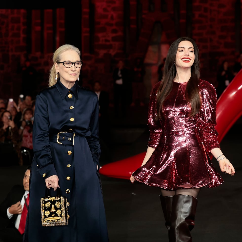 Las actrices estadounidenses Meryl Streep (izquierda) y Anne Hathaway (derecha) participaron en una pasarela en el Museo Anahuacalli, en Ciudad de México (México). Streep y Hathaway deslumbraron en una pasarela en Ciudad de México, para presentar el estreno de "The Devil Wears Prada 2".