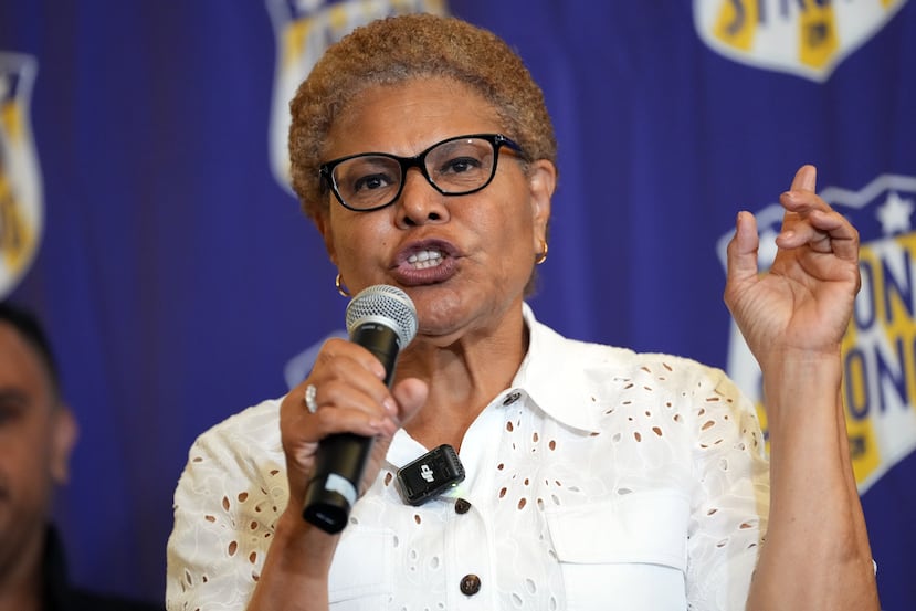 La alcaldesa de Los Ángeles, Karen Bass, se dirige a los miembros del sindicato durante un acto de campaña en la sede de SEIU 721 en Los Ángeles el sábado 30 de mayo de 2026.