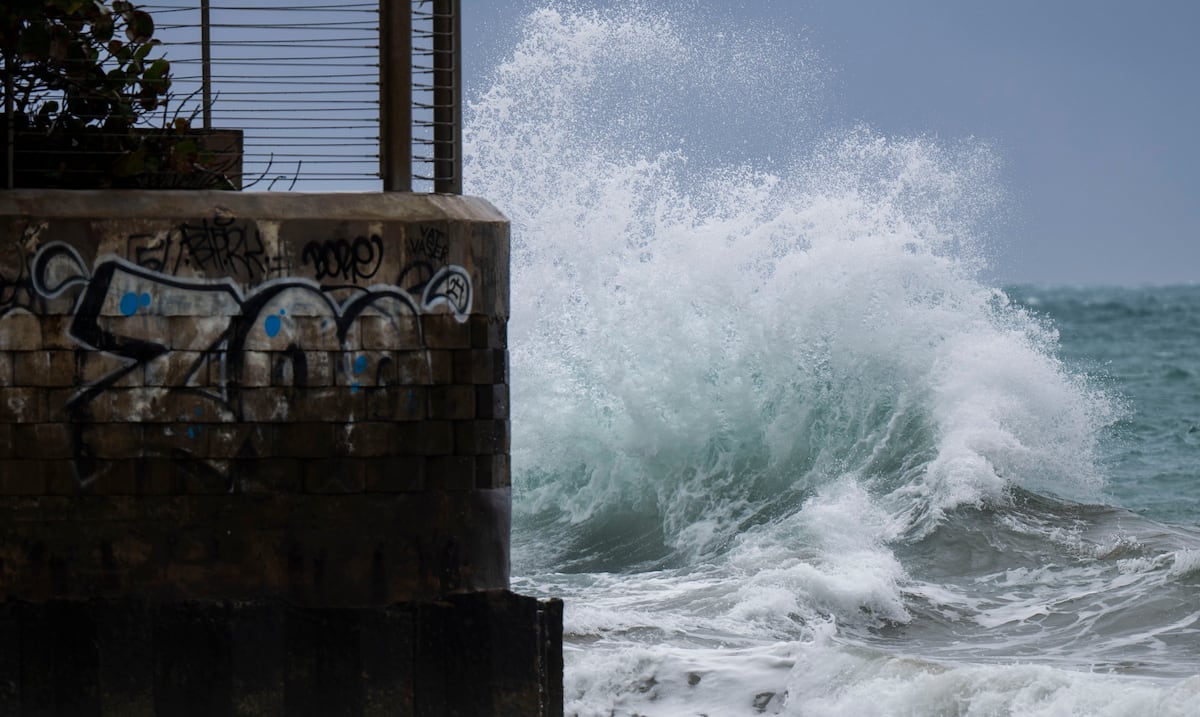 Aléjese de la costa y el mar debido a que fuerte marejada mantiene ...