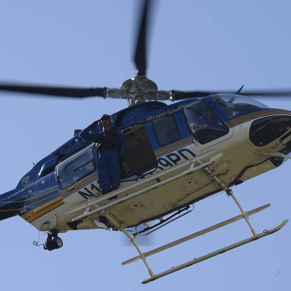 Agentes de la Policía sobrevuelan el área para dar con el paradero del individuo.