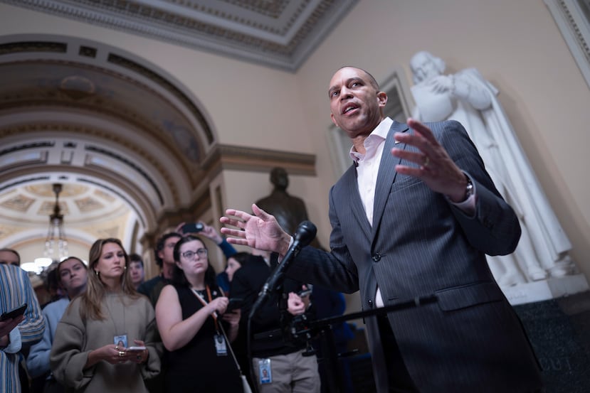 El líder de la minoría de la Cámara de Representantes, Hakeem Jeffries, demócrata por Nueva York, se reúne con periodistas cerca de la cámara cerrada en el Capitolio, el viernes 24 de octubre de 2025, en el día 24 del cierre gubernamental. (Foto AP/J. Scott Applewhite)