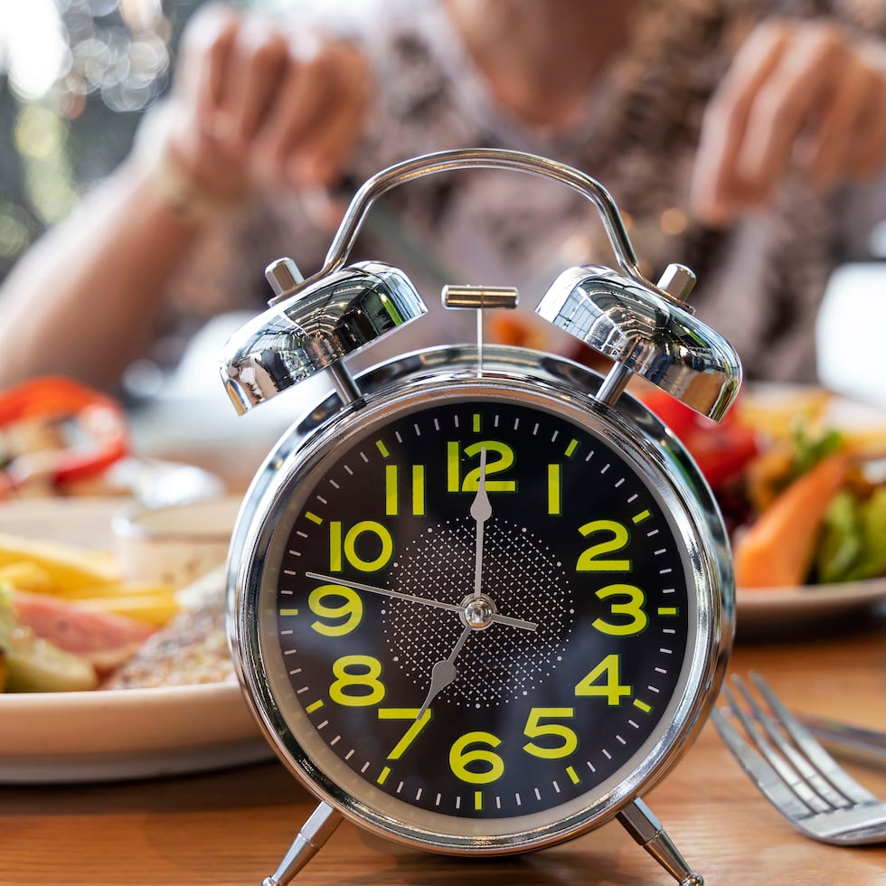 Uno de los mitos más comunes es que comer después de cierta hora “se convierte en grasa”.