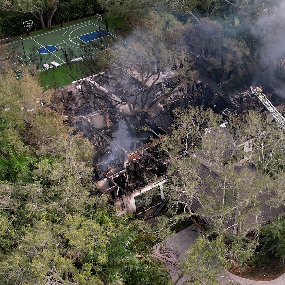 Bomberos tratan de extinguir un incendio en la residencia de Erik Spoelstra.
