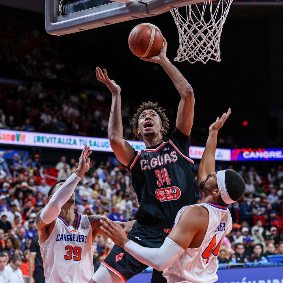 El centro de los Criollos de Caguas Moses Brown se eleva para anotar contra los Cangrejeros.