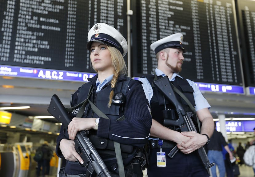 Las medidas de seguridad aumentaron en todo Europa. Dos policías vigilan el aeropuerto de Alemania. (AP)