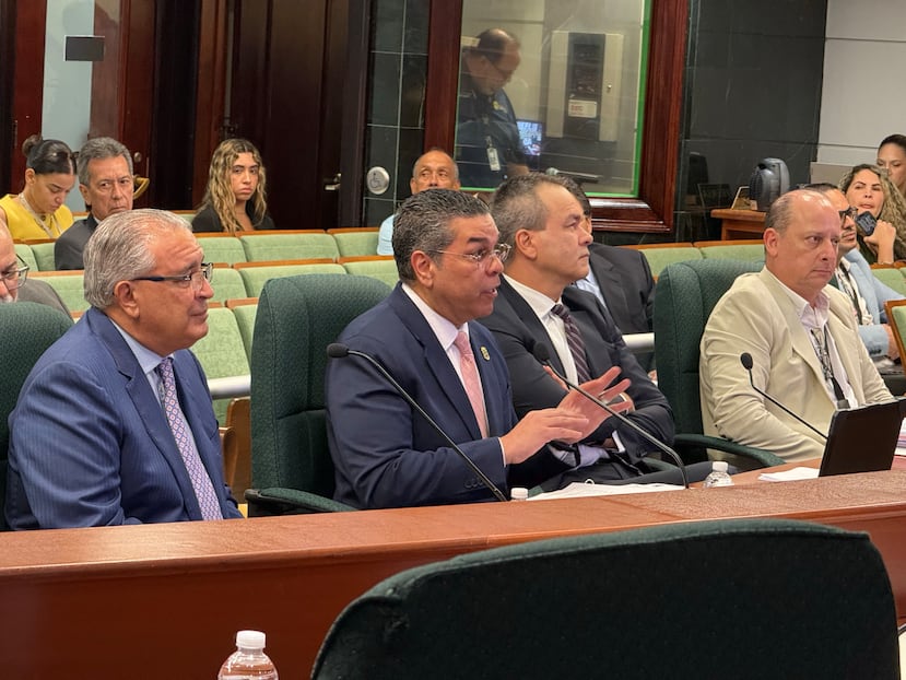De izquierda a derecha, el presidente de Regulatory Compliance Services (Recoms), Osvaldo Carlo Linares, firma que opera el 3PPO; el zar de Energía, Josué Colón Ortiz y el presidente del Negociado de Energía de Puerto Rico, Edison Avilés Deliz.